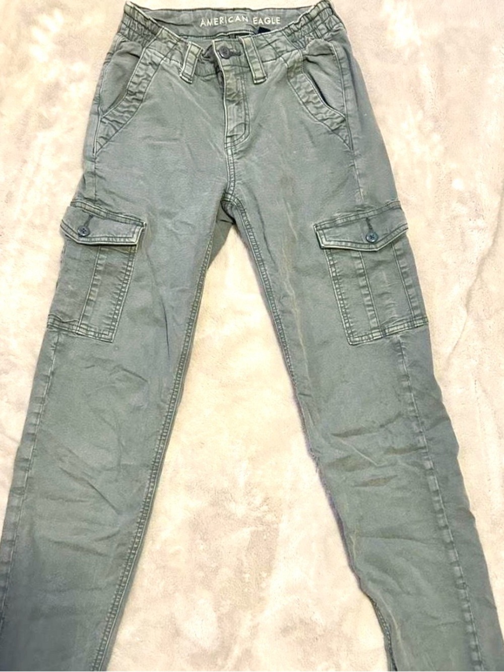 American Eagle Outfitters Men's Olive Cargo Pants with Side Pockets
